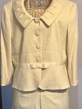 Elegant Tahari ladies Suit